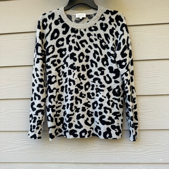 White + Warren Gray Animal Print 100% Cashmere Sweater Womens Size Small - Picture 2 of 9